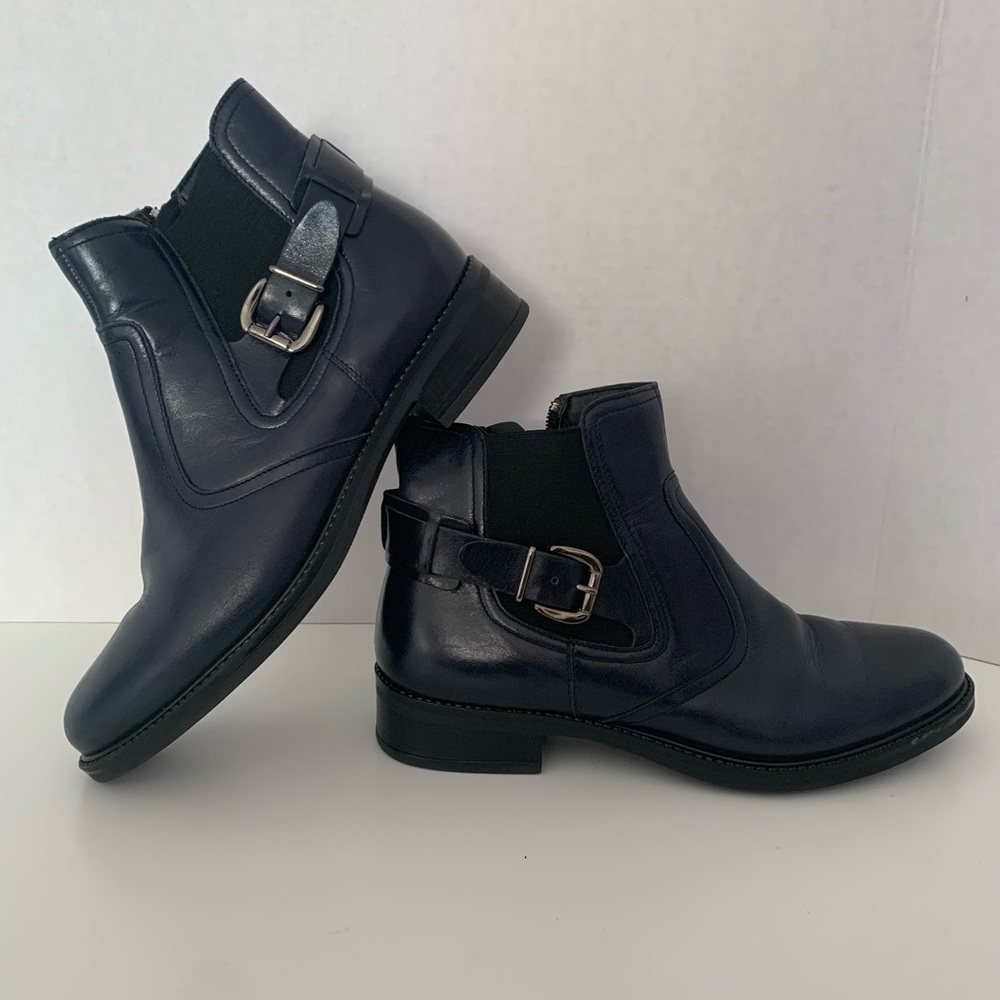 Selling comfortable shoes for girls or women